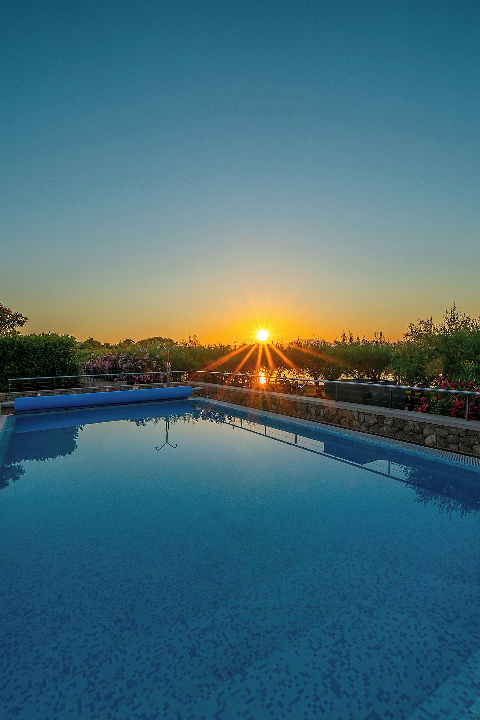 outdoor pool, open 8:00 am to 8:00 pm, pool loungers