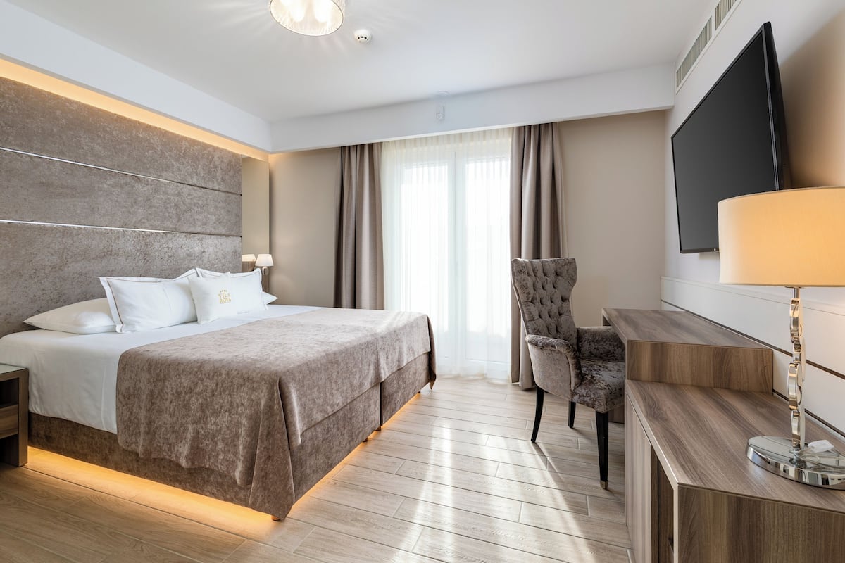 Suite, 1 slaapkamer, terras, uitzicht op zee | 1 slaapkamer, luxe beddengoed, een minibar, een kluis op de kamer