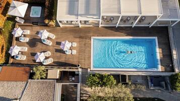 Outdoor pool, open 8:00 AM to 8:00 PM, pool loungers