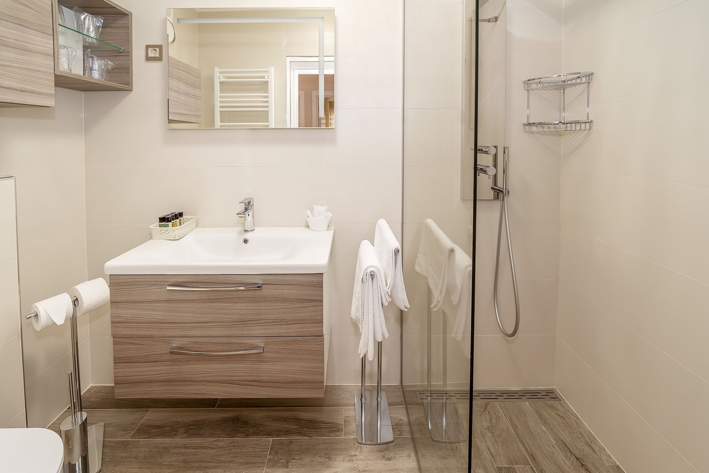 luxury suite, terrace (vila rova) | bathroom | shower, free toiletries, hair dryer, bathrobes