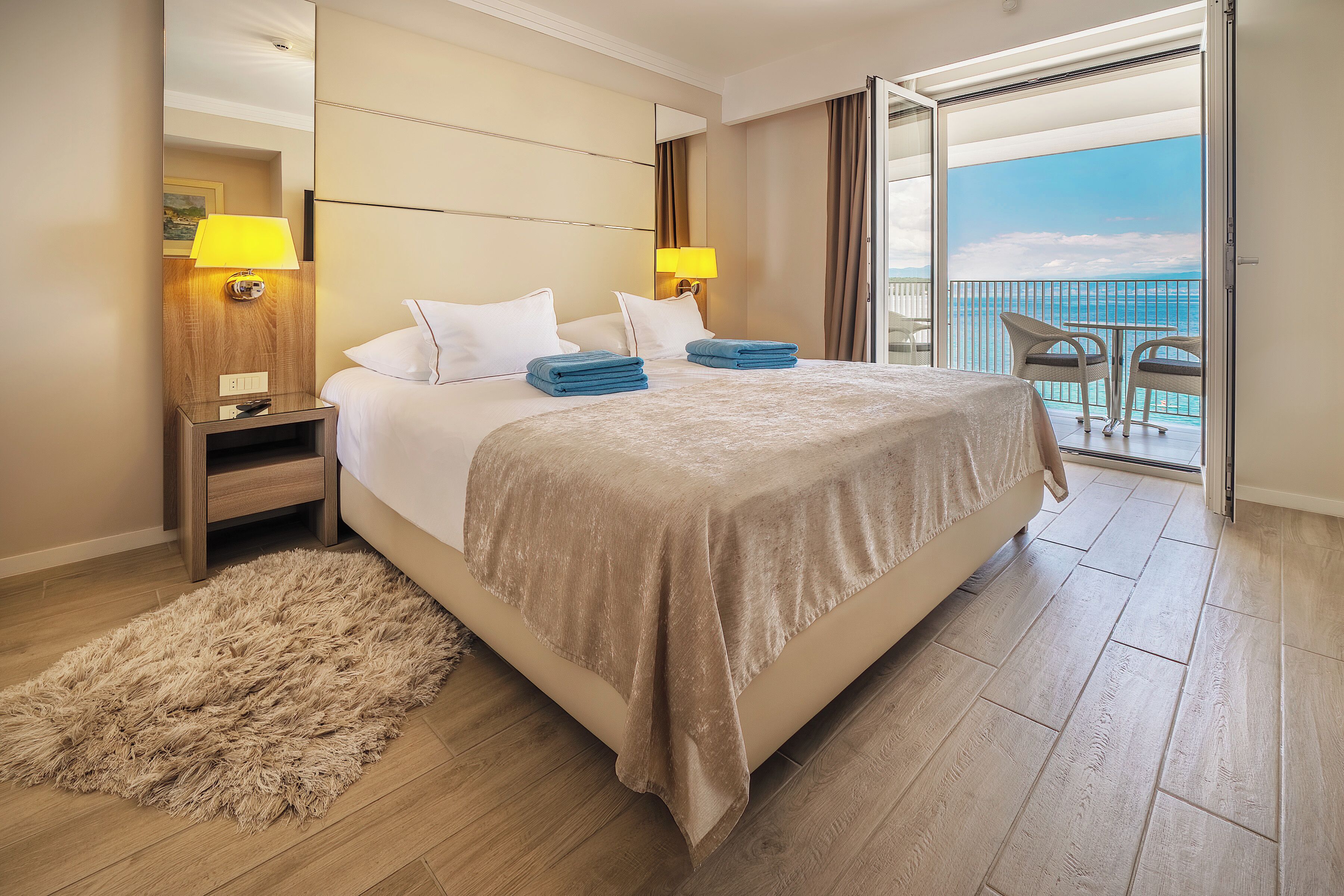 Familiekamer, 2 slaapkamers, uitzicht op zee | 1 slaapkamer, luxe beddengoed, een minibar, een kluis op de kamer