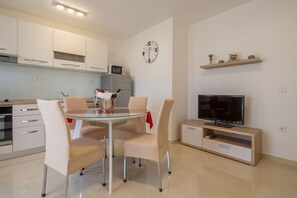 Apartment, Balkon | Eigene Küche | Großer Kühlschrank, Mikrowelle, Ofen, Herdplatte