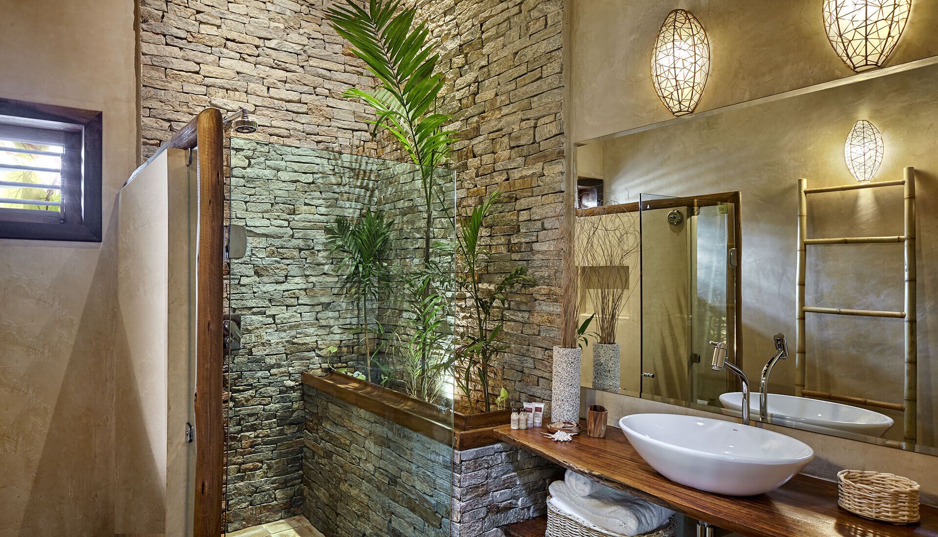 suite (master) | bathroom | shower, free toiletries, hair dryer, towels