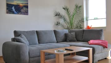 Comfort-Apartment, 1 Schlafzimmer, Balkon (WE3) | Wohnbereich | 40-Zoll-Flachbildfernseher mit Kabelempfang, Fernseher, Fußbodenheizung