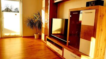 Apartemen Comfort, 1 kamar tidur, balkon (WE3) | Area keluarga | Televisi layar datar 40-inci dengan saluran TV kabel dan TV