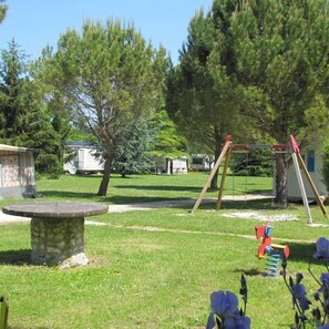 พื้นที่เล่นสำหรับเด็ก - กลางแจ้ง