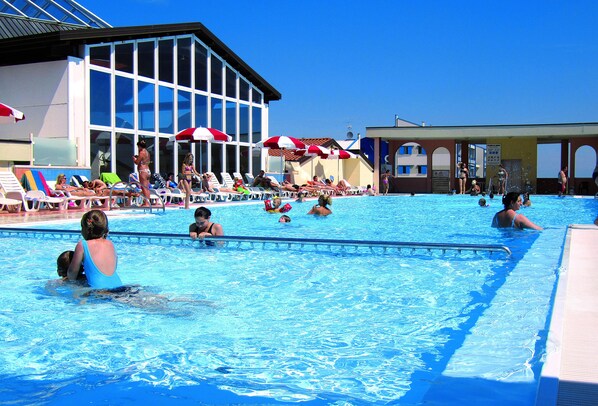 Hồ bơi ngoài trời phục vụ theo mùa, dù/ô trên bãi biển/hồ bơi