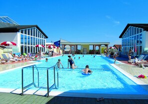 Seasonal outdoor pool, pool umbrellas, sun loungers - Residence Quercia (Caorle)