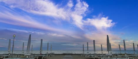 Pantai di sekitar, antar-jemput gratis ke pantai, dan kursi berjemur