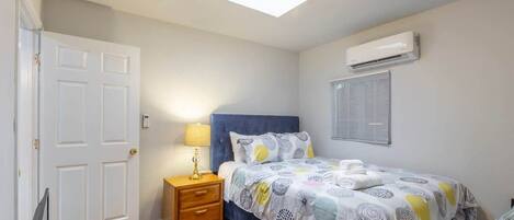 2 bedrooms, desk, iron/ironing board, WiFi