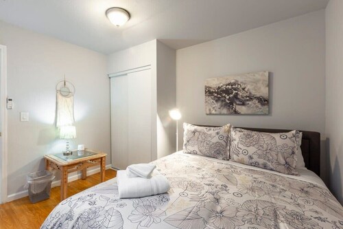 @ Marbella Lane - 2BR Guest House |DTWN RWC| Pking