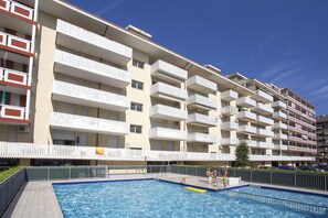 En säsongsöppen utomhuspool