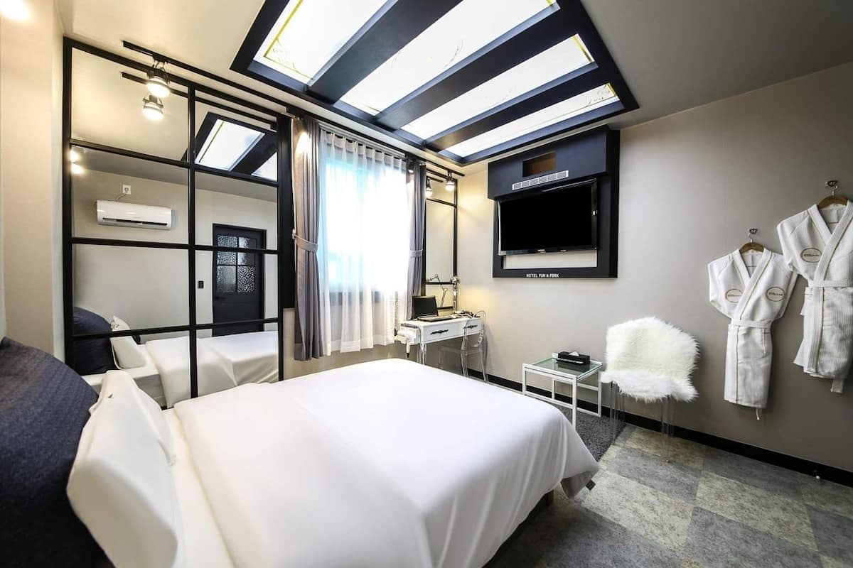 Standard Room, Non Smoking | WiFi (free), bed sheets