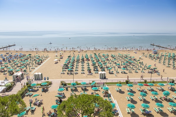 Beach nearby, black sand, sun loungers, beach umbrellas - Residence Costa del Sol (Jesolo)