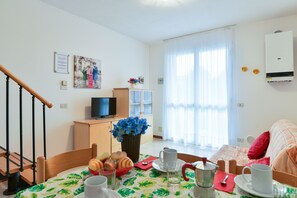 Dúplex estándar, 1 habitación | Área de sala de estar | Televisión de 22 pulgadas con canales vía satélite 