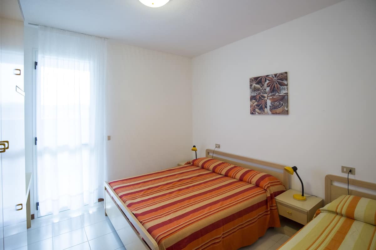 1 bedroom, blackout drapes