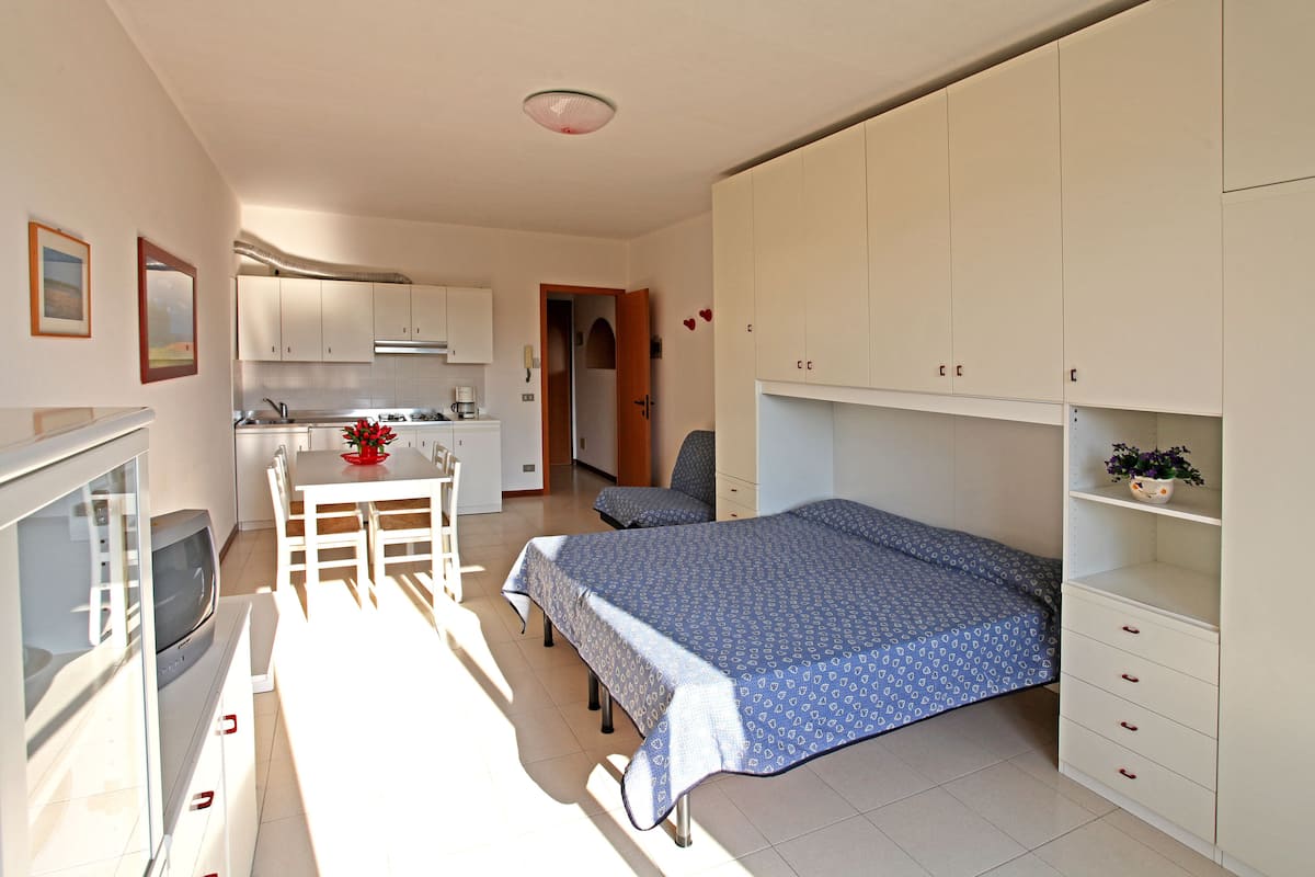 Standard Studio, 1 Bedroom | 1 bedroom, blackout drapes