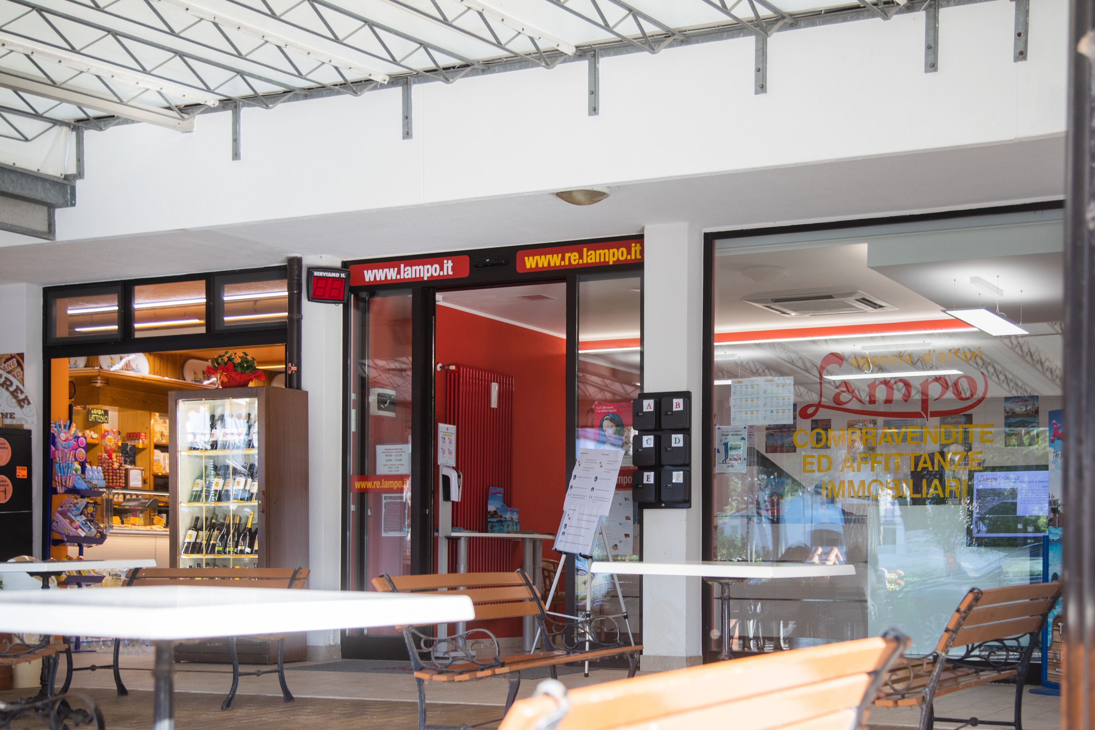 Check-in/check-out kiosk