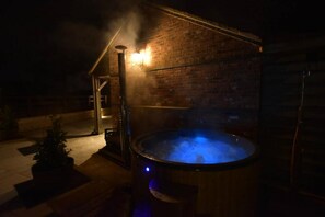 Outdoor spa tub - Oak Tree Stables (Birmingham)