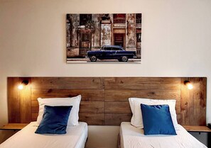 Habitación estándar con 2 camas individuales | Escritorio, tabla de planchar con plancha, wifi gratis y ropa de cama