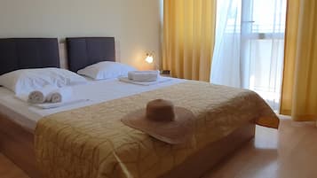 Standard Double Room | Desk, iron/ironing board, free WiFi, bed sheets