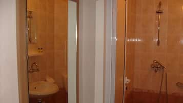 Dusche, kostenlose Toilettenartikel, Haartrockner, Handtücher