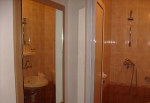 Douche, articles de toilette gratuits, sèche-cheveux