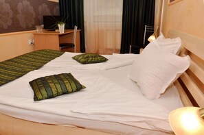 Desk, iron/ironing board, free WiFi, bed sheets - Hotel Sorbona (Varna)