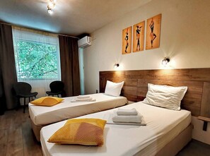 Habitación estándar con 2 camas individuales | Escritorio, tabla de planchar con plancha, wifi gratis y ropa de cama