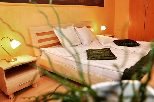 Desk, iron/ironing board, free WiFi, bed sheets - Hotel Sorbona (Varna)