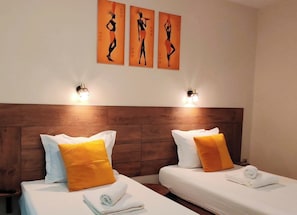 Desk, iron/ironing board, free WiFi, bed sheets - Hotel Sorbona (Varna)