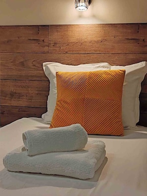 Desk, iron/ironing board, free WiFi, bed sheets - Hotel Sorbona (Varna)