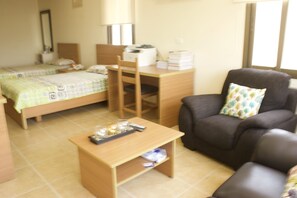 Standard-Zweibettzimmer | Schreibtisch, laptopgeeigneter Arbeitsplatz, Verdunkelungsvorhänge