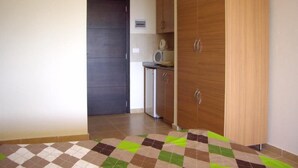 Phòng 2 giường đơn Tiêu chuẩn | Bếp riêng | Tủ lạnh, lò vi sóng, ấm điện, dụng cụ nấu nướng/bát dĩa/dao nĩa 