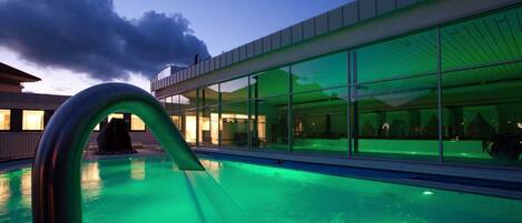 Lämmitetty uima-allas