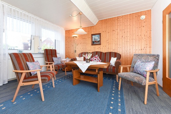 Wohnzimmer mit integriertem Küchenbereich