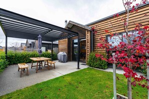 Outdoor dining - Outlet Sanctuary on Obelisk (Wanaka)