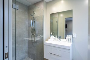 Baignoire, sĂšche-cheveux, serviettes fournies