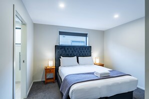 3 bedrooms, iron/ironing board, WiFi, bed sheets - Outlet Sanctuary on Obelisk (Wanaka)