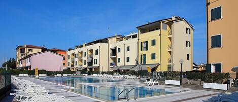 Piscina stagionale all'aperto, ombrelloni da piscina, lettini