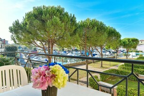 Apartemen Standar, 2 kamar tidur | Balkon