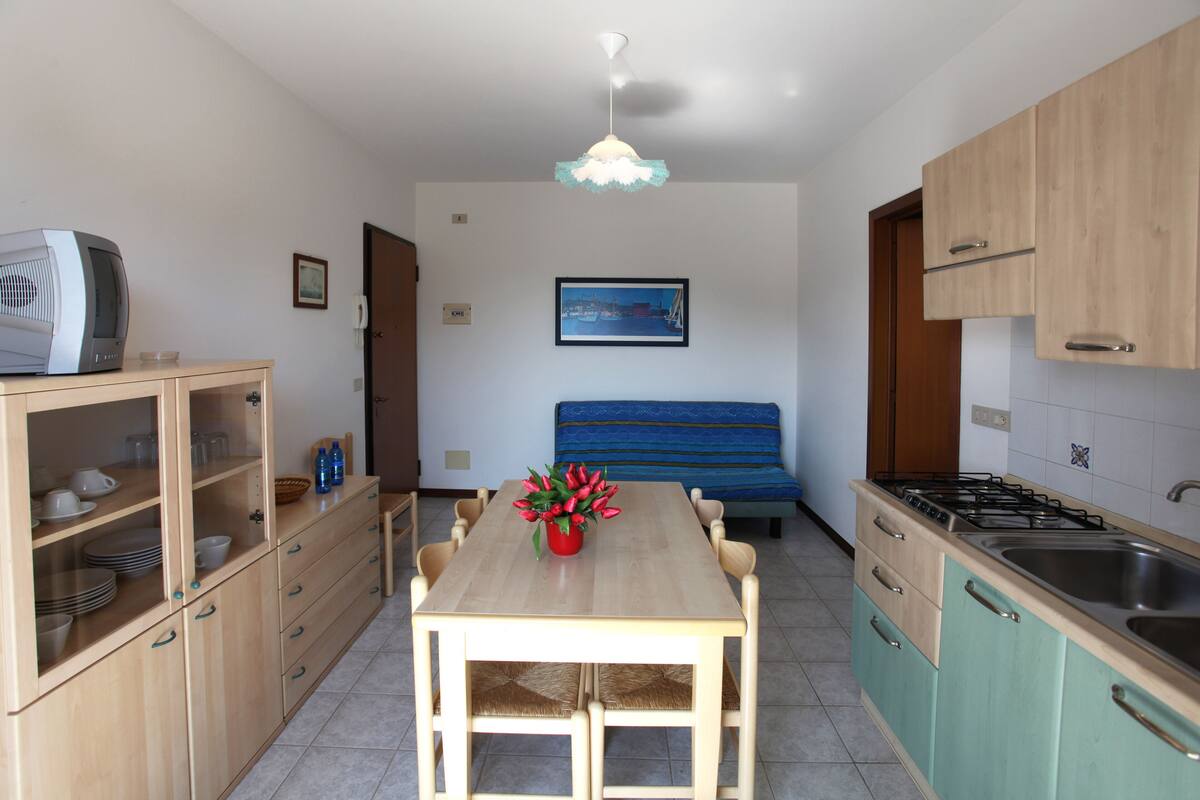 Refrigerador, placa de cocina, utensilios de cocina