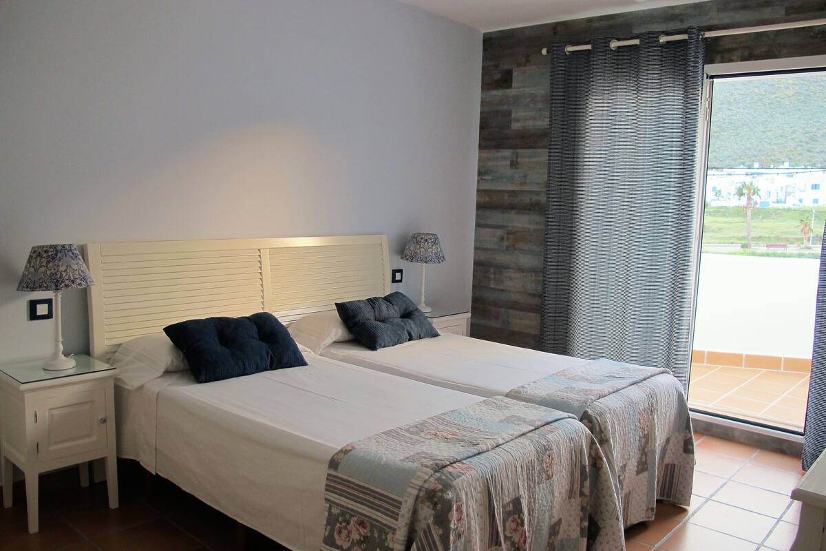 Zweibettzimmer, Terrasse (Al Zahra) | Kostenlose Babybetten, Zustellbetten, kostenloses WLAN, Bettwäsche