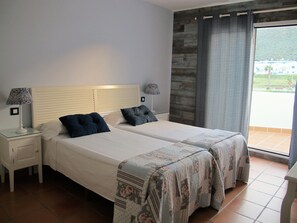 Habitació amb dos llits individuals, terrassa (Al Zahra) | Bressols gratuïts, llits addicionals, wifi gratuïta i roba de llit 