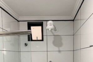 Triple Room, Multiple Beds | Bathroom | Shower, free toiletries, towels, toilet paper - Hotel Nacional (Arapiraca)