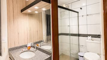 Habitació triple, diversos llits | Bany | Dutxa, articles de tocador gratuïts, tovalloles i paper higiènic