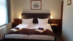 Desk, soundproofing, free WiFi, bed sheets