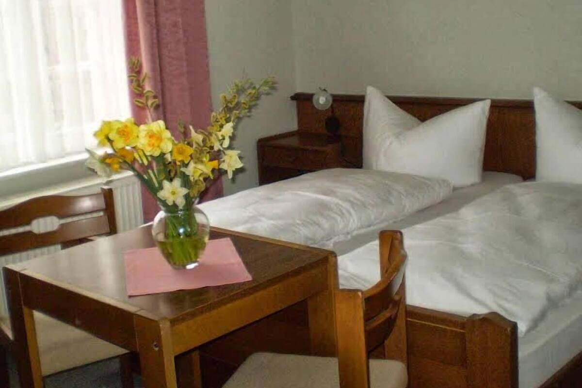 Desk, soundproofing, free WiFi, bed sheets