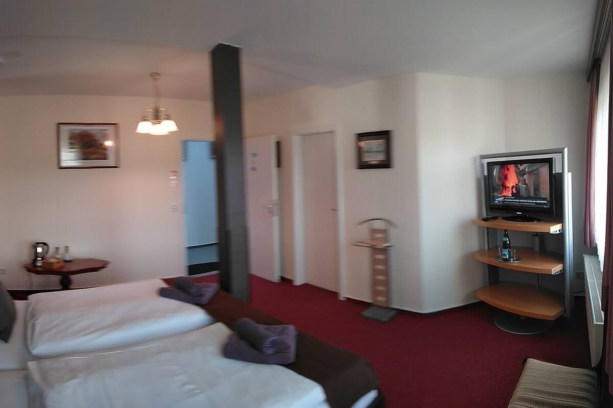Desk, soundproofing, free WiFi, bed sheets