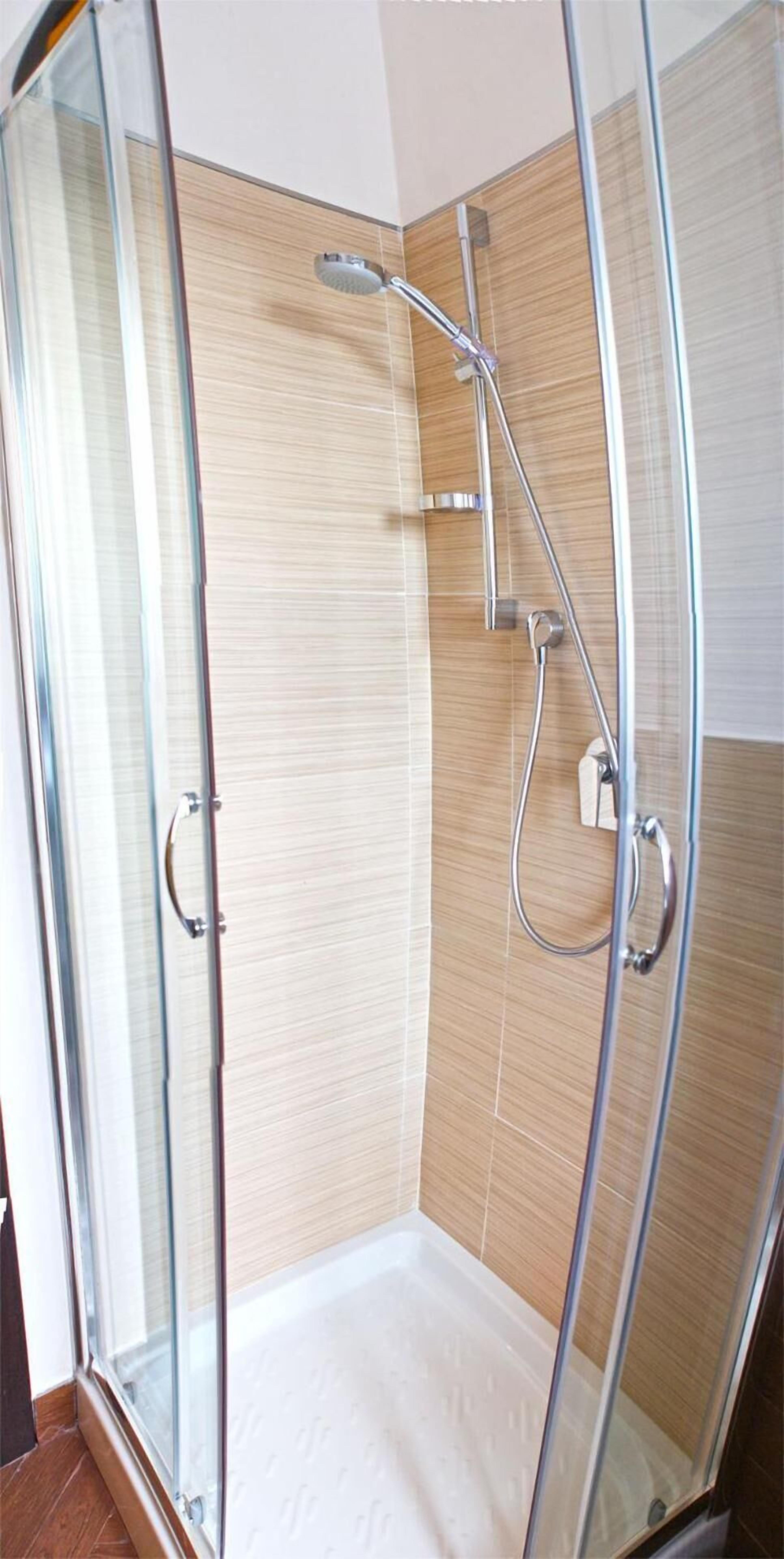 Doccia, set di cortesia gratuito, asciugacapelli, bidet